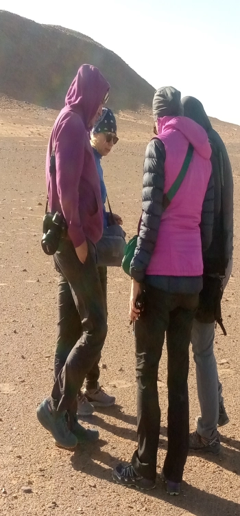 Véhicules 4x4 explorant le désert rocheux de Smara